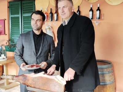 DEGUSTACIJA GODINE U KRALJEVSKIM VINOGRADIMA: Orsili brkove dalamtinskim delicijama od slavonske fajferice!