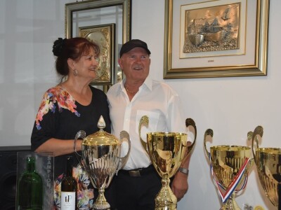 DEGUSTACIJA U VILI ŽANA - Dica i od dice dica došli iz Švicarske proslaviti šampionsku titulu Poljakovog crnjaka DEGUSTACIJA U VILI ŽANA - Dica i od dice dica došli iz Švicarske proslaviti šampionsku titulu Poljakovog crnjaka