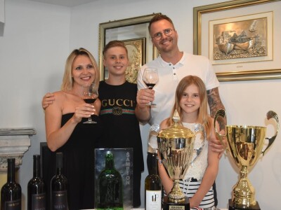 DEGUSTACIJA U VILI ŽANA - Dica i od dice dica došli iz Švicarske proslaviti šampionsku titulu Poljakovog crnjaka DEGUSTACIJA U VILI ŽANA - Dica i od dice dica došli iz Švicarske proslaviti šampionsku titulu Poljakovog crnjaka