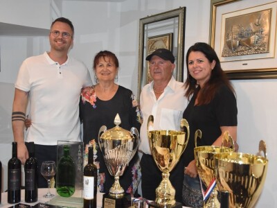 DEGUSTACIJA U VILI ŽANA - Dica i od dice dica došli iz Švicarske proslaviti šampionsku titulu Poljakovog crnjaka DEGUSTACIJA U VILI ŽANA - Dica i od dice dica došli iz Švicarske proslaviti šampionsku titulu Poljakovog crnjaka