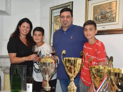 DEGUSTACIJA U VILI ŽANA - Dica i od dice dica došli iz Švicarske proslaviti šampionsku titulu Poljakovog crnjaka DEGUSTACIJA U VILI ŽANA - Dica i od dice dica došli iz Švicarske proslaviti šampionsku titulu Poljakovog crnjaka