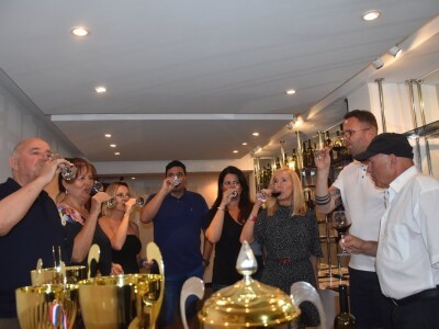 DEGUSTACIJA U VILI ŽANA - Dica i od dice dica došli iz Švicarske proslaviti šampionsku titulu Poljakovog crnjaka DEGUSTACIJA U VILI ŽANA - Dica i od dice dica došli iz Švicarske proslaviti šampionsku titulu Poljakovog crnjaka