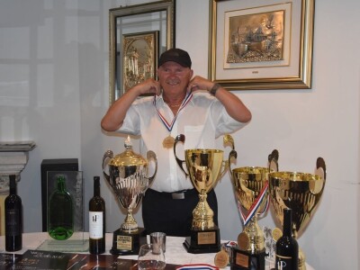 DEGUSTACIJA U VILI ŽANA - Dica i od dice dica došli iz Švicarske proslaviti šampionsku titulu Poljakovog crnjaka DEGUSTACIJA U VILI ŽANA - Dica i od dice dica došli iz Švicarske proslaviti šampionsku titulu Poljakovog crnjaka