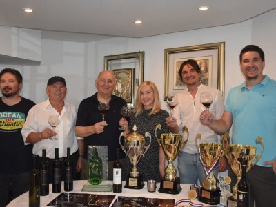 DEGUSTACIJA U VILI ŽANA - Dica i od dice dica došli iz Švicarske proslaviti šampionsku titulu Poljakovog crnjaka DEGUSTACIJA U VILI ŽANA - Dica i od dice dica došli iz Švicarske proslaviti šampionsku titulu Poljakovog crnjaka