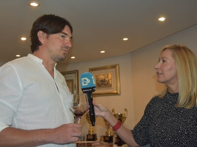 DEGUSTACIJA U VILI ŽANA - Dica i od dice dica došli iz Švicarske proslaviti šampionsku titulu Poljakovog crnjaka DEGUSTACIJA U VILI ŽANA - Dica i od dice dica došli iz Švicarske proslaviti šampionsku titulu Poljakovog crnjaka