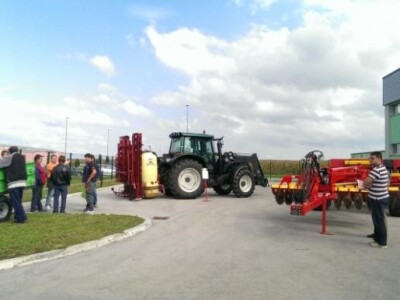 Posjetitelji na Dekalb Centralnim danima polja