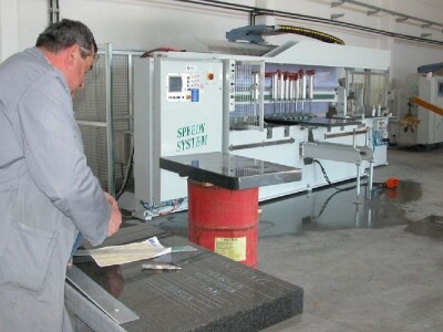 Detalj u proizvodnom pogonu Klesarstvo Marić u gospodarskoj zoni Čaporice Detalj u proizvodnom pogonu Klesarstvo Marić u gospodarskoj zoni Čaporice