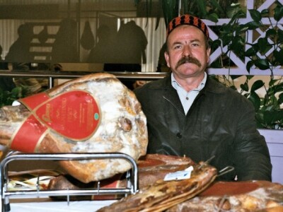 Dalmatinski pršut izložen na NS pršuta u Sinju Dalmatinski pršut izložen na NS pršuta u Sinju