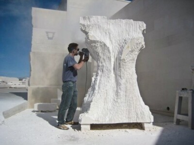 U radionici Klesarske škole u Pučišćima U radionici Klesarske škole u Pučišćima