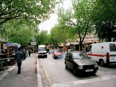 Središte Grada Omiša gdje je i gradska tržnica uz dionicu Turističke jadranske magistrale (gdje već sada katkada - vikendom postaje tijesno za prolaznike