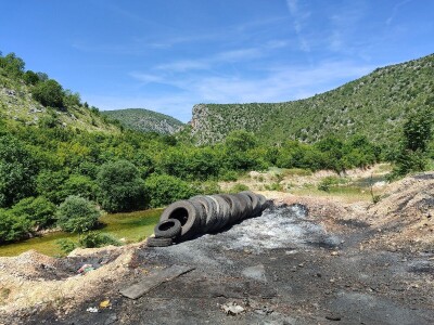 Divlje deponije uz poljoprivredne nasade u Stocu