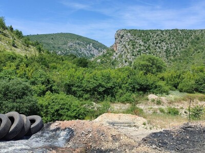 Divlje deponije uz poljoprivredne nasade u Stocu