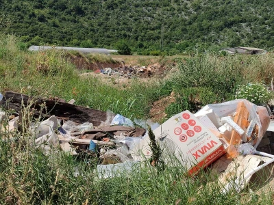 Divlje deponije uz poljoprivredne nasade u Stocu