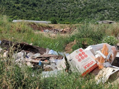 Divlje deponije uz poljoprivredne nasade u Stocu