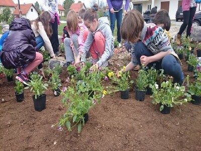 Djeca i cvijeće - najljepši motiv Lovinca