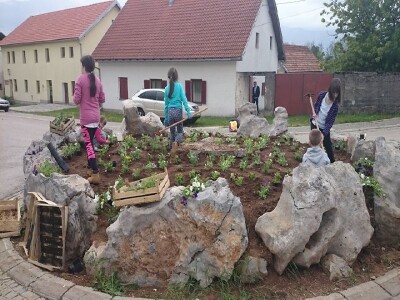 Djeca, kamen, cviječe - simbol i ukras Lovinca