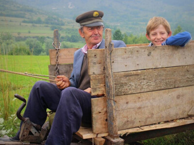Djeda i unuk, na kolima kao nekad Djeda i unuk, na kolima kao nekad