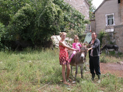 I djevojčica Lucija voli životinje kao i njezin stric Filip koji se radi njih iz Zagreba vratio na selo