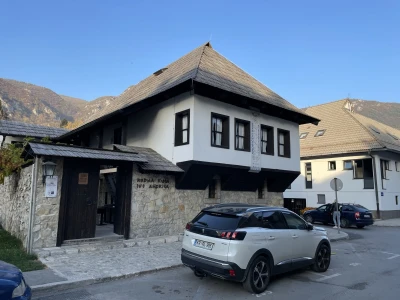 Šta je zajedničko siru, bilju, Ivi i Ćiri, a nisu veziri?