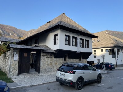 Šta je zajedničko siru, bilju, Ivi i Ćiri, a nisu veziri?