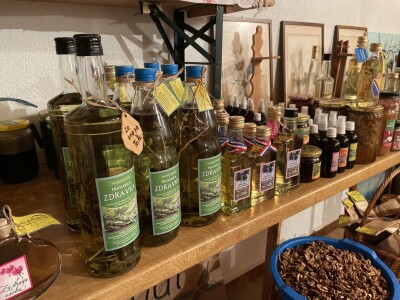 Šta je zajedničko siru, bilju, Ivi i Ćiri, a nisu veziri?