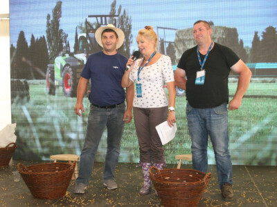 Pobednici takmičenja u ručnom krunjenju kukuruza