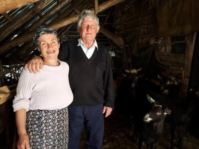 Dopče i Anđa: Naše koze su sestre srna, jeleni im dolaze, od vukova ih teško branimo