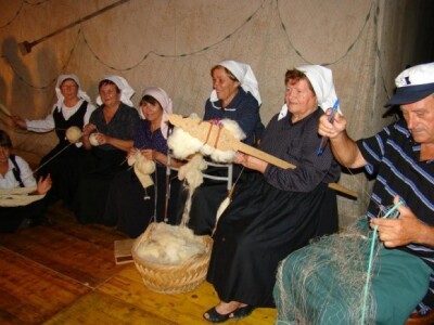 Dok mrižar krpa svoju mrižu marljive žene u Dalmaciji predu ovčju vunu, pletu...