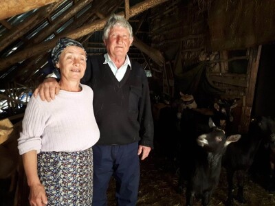 Dopče i Anđa: Naše koze su sestre srna, jeleni im dolaze, od vukova ih teško branimo