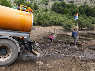 Dopremanje vode za stoku na Suvoj planini