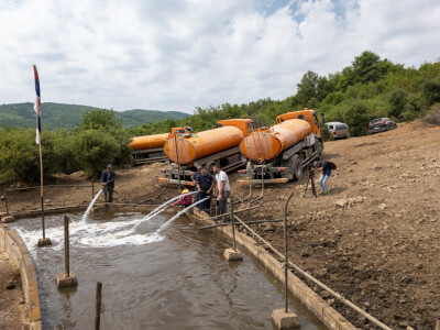 Dopremanje vode za stoku na Suvoj planini