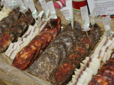 Domaće delicije, kobasica, slanina