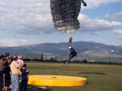 Doskok padobranca u sridu tijekom održavanja Alkarskog kupa na sinjskom sportskom aerodromu