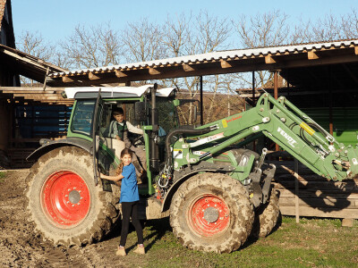 Luka strojevima pomaže ocu u nekim radovima na oranicama