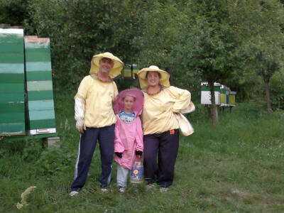 Dragan Furunović, zamenik predsednika Pčelarskog društva &quot;Golubački grad&quot; iz Golupca u svom pčelinjaku.