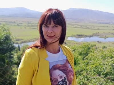 Voditelji poljoprivrednih emisija iza i ispred kamere