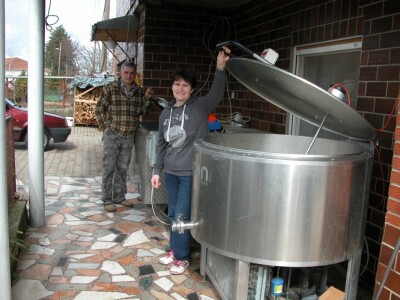 Dragica i Ivan Putnik uz svoj laktofriz u kućnom dvorištu