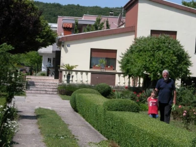 Dražen i njegov unuk ispred obiteljske kuće u Brnazama