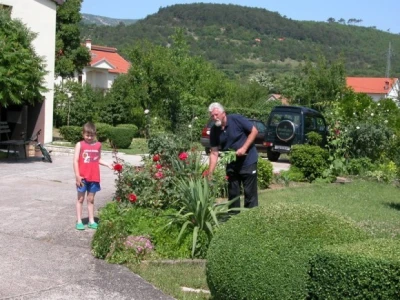Dražen Rančić sa svojim unukom u ružičnjaku