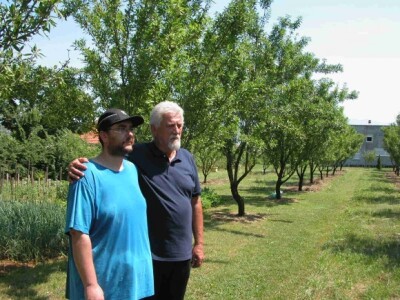 Dražen i Rino (otac i sin) usred obiteljske plantaže badema Dražen i Rino (otac i sin) usred obiteljske plantaže badema