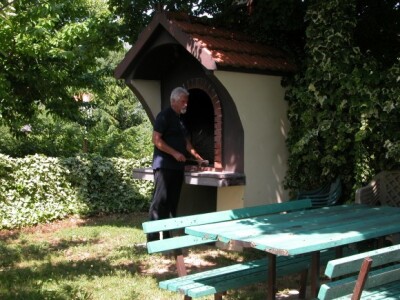 Dražen Rančić sprema roštilj Dražen Rančić sprema roštilj