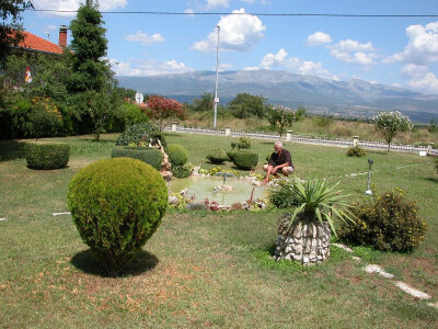 Dražen Rančić uživa u svom eko-vrtu posebice uz fontanu