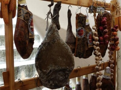 Drniški pršut i benkovački češnjak