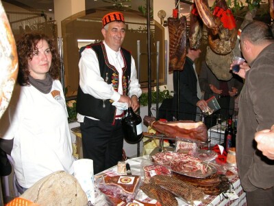 Na štandu drniški pršut i domaće dalmatinsko vino