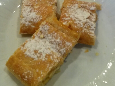 Domaće štrudle sa sirom i jabukama