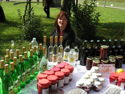 Drvena kašika, puno vremena i strpljenja za savršeni mućeni pekmez od drenjina