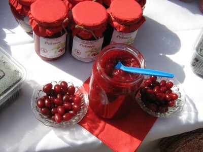 Drvena kašika, puno vremena i strpljenja za savršeni mućeni pekmez od drenjina