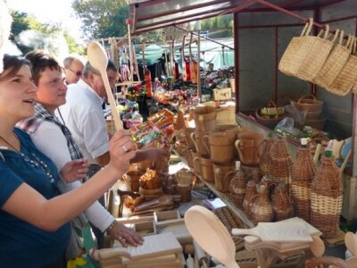 Izložene drvene bukare od smreke kao suveniri... Izložene drvene bukare od smreke kao suveniri...