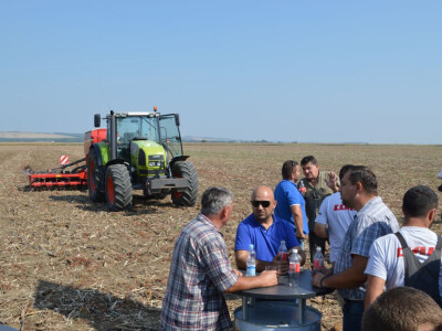 Poljoprivrednici na prezentiranju rada strojeva Poljoprivrednici na prezentiranju rada strojeva