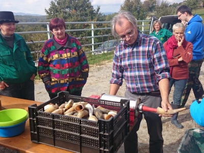 Punjenje roga pomoću "topa" za kobasice